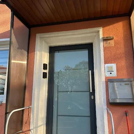 Messe-wohnung Mit Balkon Apartman *