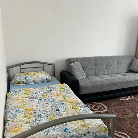 Messe-wohnung Mit Balkon Апартаменты