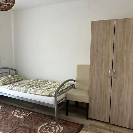 Messe-wohnung Mit Balkon Apartamento